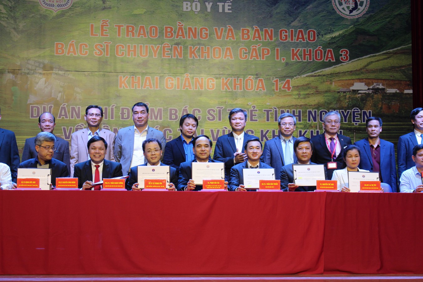 Bệnh viện Đa khoa huyện Quỳnh Nhai tiếp nhận 02 Bác sĩ trẻ tình nguyện thuộc Dự án “Thí điểm đưa bác sĩ trẻ tình nguyện về công tác tại miền núi, vùng sâu, vùng xa, biên giới, hải đảo, vùng có điều kiện kinh tế xã hội đặc biệt khó khăn”