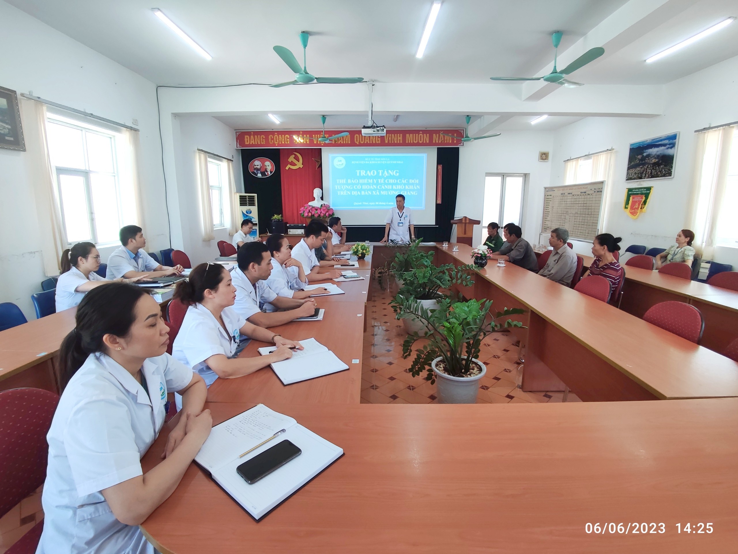 Bệnh viện Đa khoa huyện Quỳnh Nhai trao tặng thẻ bảo hiểm y tế cho người dân có hoàn cảnh khó khăn chưa mua được thẻ BHYT tại xã Mường giàng huyện Quỳnh Nhai năm 2023